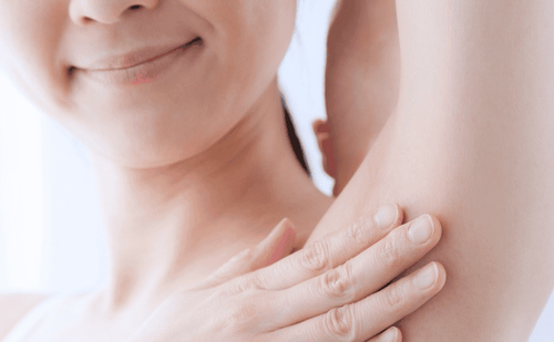 TIÊM TUYẾN MỒ HÔI DƯỚI CÁNH TAY – GIẢI PHÁP “CỨU CÁNH” CHO HÔI NÁCH KHÔNG PHẪU THUẬT