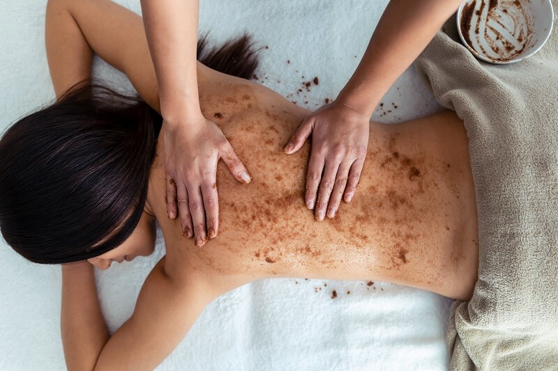 Tắm bằng bã cà phê mỗi ngày có được không? Những lưu ý khi tắm