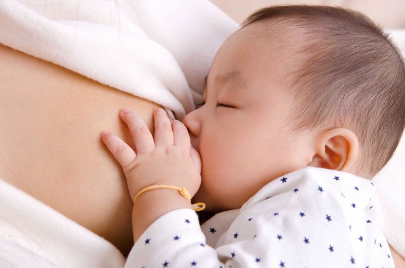 Đang cho con bú tiêm tan filler có sao không?