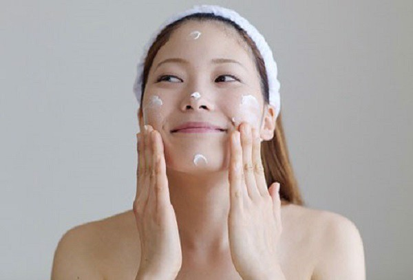 Cách thoa lại kem chống nắng khi trang điểm