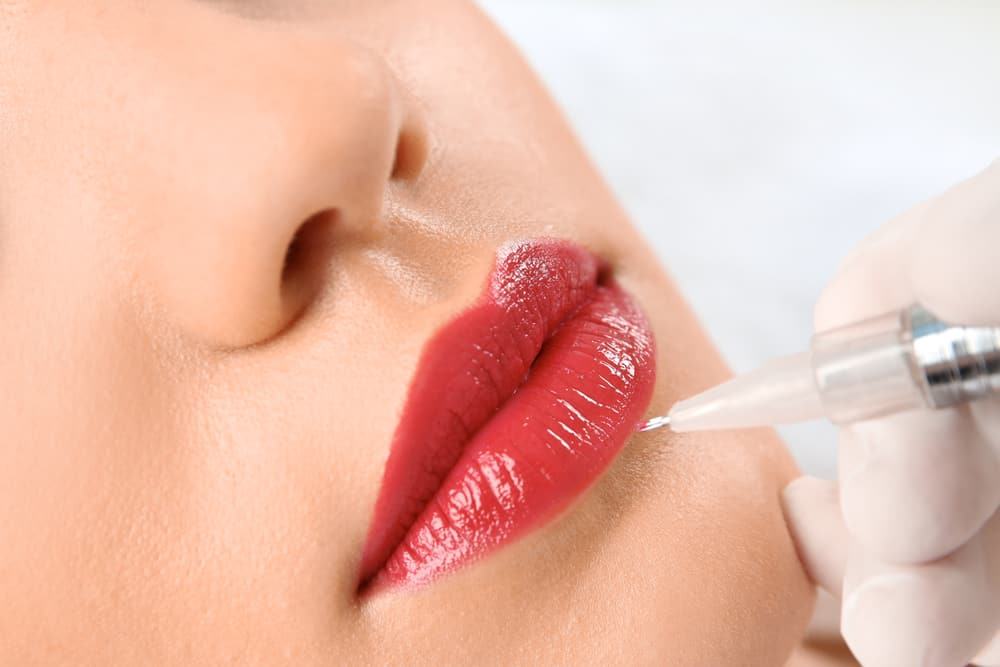 Hướng dẫn chi tiết cách vệ sinh môi sau khi phun thêu