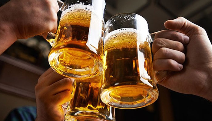 Bia, rượu, cà phê, trà và các loại đồ uống có chứa chất kích thích cũng nên hạn chế tối đa